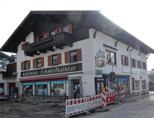 Der Gemeinderat Reit im Winkl befürwortet einstimmig die Aufwertung der Fassadengestaltung des „Kaufhaus Schmiedhainzer“. Foto Hauser