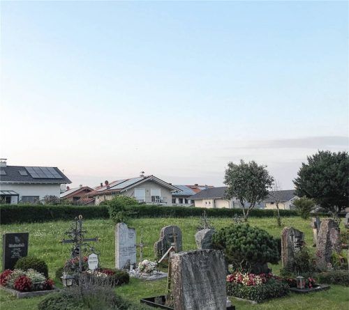 Der Gemeinderat Rimsting hat in seiner jüngsten Sitzung mehrere Schritte für eine modernere Friedhofsgestaltung beschlossen und weitere Ideen für zusätzliche Urnenplätze und Sitzgelegenheiten diskutiert.Foto Dachs