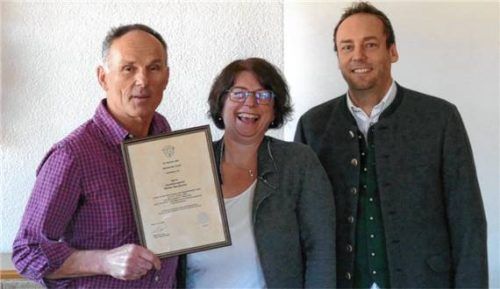 Der Geschäftsführer der Gemeinde Inzell, Walter Neudecker (links), wurde von der Personalratsvorsitzenden MartinaFoidl und Bürgermeister Michael Lorenz im Beisein vieler Mitarbeiter in den Ruhestand verabschiedet. Foto Wegscheider