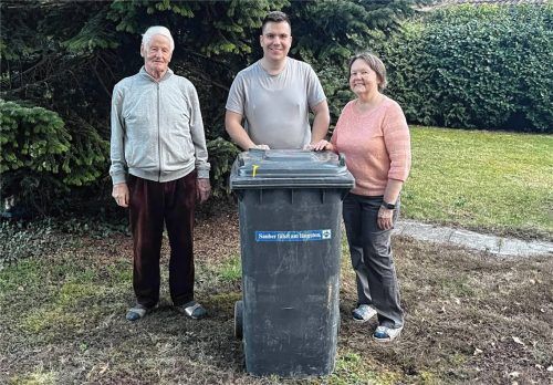 Der glückliche Sammler Alexander Smoljanovic (Mitte) wurde bei Gustav und Petra von Beerfelde fündig. Foto re