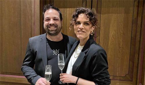 Der glückliche Wahlsieger in Haag: Dr. Florian Haas mit Ehefrau Isi. Sie stoßen bei der großen Wahlparty im Zehentstadel an. Haas hat sich klar gegen Amtsinhaberin Sissi Schätz durchgesetzt. Foto Meindl