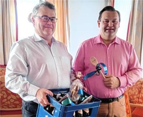 Der langjährige Vorsitzende Rainer Auer (rechts), wurde vom neugewählten Vorsitzenden Anton Maier mit einem Präsent in den Ruhestand verabschiedet.