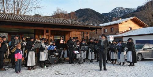Der letzte große Auftritt der Blaskapelle Staudach-Egerndach mit ihrem Dirigenten Lothar Beyschlag (vorne) war das Neujahrsanblasen. Foto  Eder