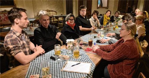 Der neue Berater der Arbeitsagentur, Timo Mühlhuber (links), stellte sich in der Runde vor. Rechts die beiden Vorsitzenden Monika Tonte und Heike Maas. Foto Rieger