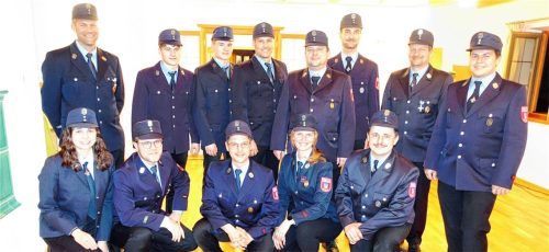 Der neue Vorstand der Feuerwehr Atzing: (vorne, von links) Kathrin Jell, Florian Hamberger, Martin Loferer, Anna Boggusch und Martin Hötzelsperger sowie (hinten, von links) Andreas Riepertinger, Simon Huber, Lukas Huber, Benedikt Huber, Stefan Meier, Manuel Baumert, Paul Huber und Andreas Hötzelsperger.Foto Hötzelsperger