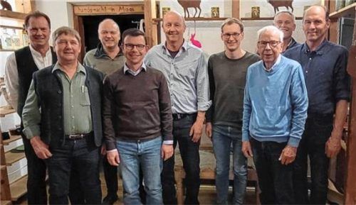 Der neue Vorstand: (von links) Vorsitzender Alois Hundhammer, Leiter der Theatergruppe Martin Schweiger, Johann Baumann, Dirigent Konrad Liebscher, Christoph Hundhammer, Martin Resch, Klaus Parzinger, Johann Ranner und Josef Hundhammer. Foto re