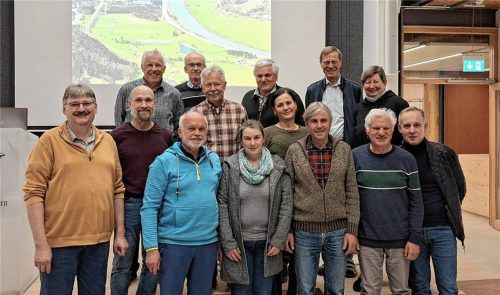 Der neue Vorstand: (vorne, von links) Jakob Mangold-Boldt, Daniela Kuhlmann, Sepp Reisinger, Gottfried Otte, Hans Walk; mittlere Reihe: Vorsitzender Thomas Unger, Zweiter Vorsitzender Benno Schmid, Peter Margraf, Bettina Angerer; hinten: Theo Geflitter, Frieder Storandt, Martin Schmid, Heinrich Loeber, Brunhilde Rothdauscher. Nicht auf dem Bild sind Christina Baumann und Erich Rasinger.Foto Helmut Enzinger