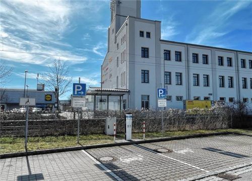 Der nördlich gelegene P&R-Parkplatz am Bahnhaltepunkt Heufeldmühle könnte der erste Standort für ein Carsharing-Projekt der Marktgemeinde werden. Foto Neuwirth