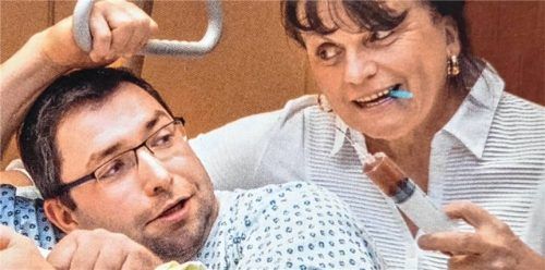 Der Patient Gerd (Sebastian Naglmeier) und die resolute Krankenschwester Trudi (Gusti Eckereder-Hobmaier) in einer Szene des Stücks. Foto Mayer