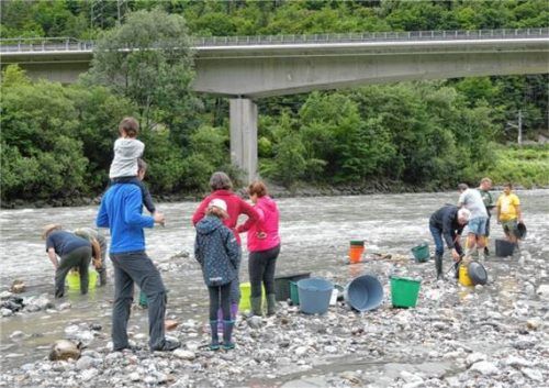 Der Rosenheimer Mineralien- und Fossiliensammlerverein organisiert mehrmals im Jahr Fahrten – wie hier zum Goldwaschen an die Salzach.Foto  Mitterhuber
