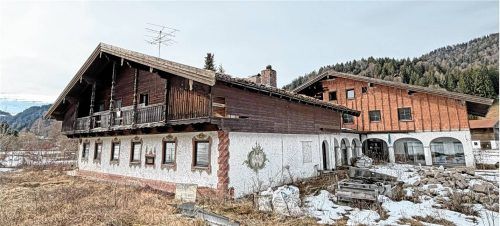 Der Schandfleck am Ortseingang des Bergsteigerdorfs Sachrang bleibt. Die Zwangsversteigerung des einstigen Wirtshauses Sachranger Hof ist im ersten Versuch gescheitert. Voraussichtlich im Herbst soll ein zweiter Termin stattfinden. Foto Herbert Reiter