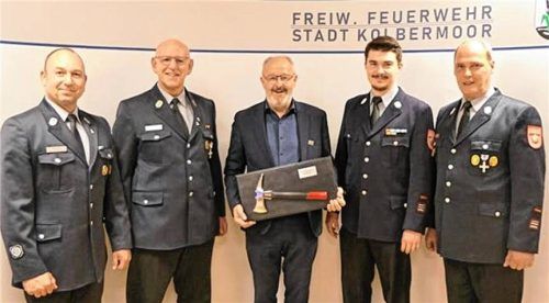 Der scheidende Bürgermeister Peter Kloo (Mitte) erhielt zum Abschied ein Geschenk von (von links) Markus Nag, Vorsitzendem Wolfgang Müller, Daniel Schrank und Kommandant Armin Hörl.Foto  re