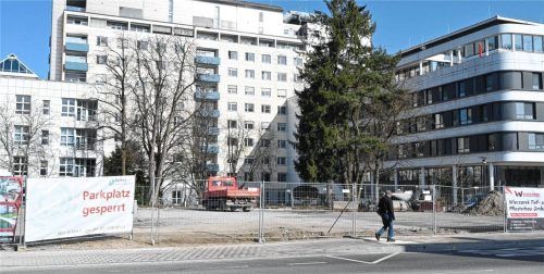 Der Schotterparkplatz am Romed-Klinikum in Rosenheim ist seit einigen Tagen gesperrt. Grund sind Sanierungsmaßnahmen. Foto Peter Schlecker