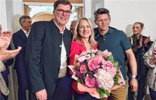 Der Sieg von Claudia Hungerhuber (Mitte) ist auch der Unterstützung von Stefan Lasner (links) und Christoph Schützenhofer (rechts) zu verdanken. . Foto Jörg Eschenfelder