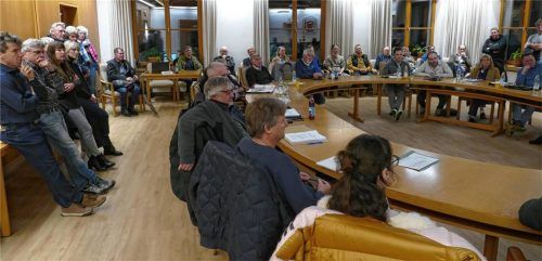 Der Sitzungssaal in Inzell war jüngst voll, denn viele Nachbarn sind mit dem geplanten Neubau überhaupt nicht einverstanden. Sie warteten gespannt auf das Ergebnis. Foto Wegscheider