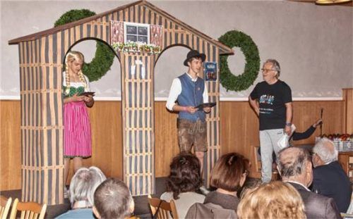 Der Sketch und die Kulisse des „Weda Häusl“ gefiel auch den Teilnehmerinnen und Teilnehmern an der Mettenheimer Seniorenehrung 2026. Beim Wortgefecht zwischen Hundebesitzer (Manfred Scharnagl, rechts), Sonnenfrau (Markus Eisner, links), Regenmann (Stefan Niederschweiberer) sowie der KI aus dem Off (Kimberley Aimer) gab es viel zu lachen. Foto Kretschko