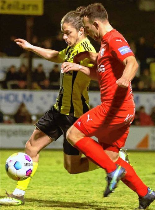 Der SV Kirchanschöring (links Marco Schmitzberger) und der SV Erlbach (rechts Benjamin Schlettwagner) lieferten sich ein heißes Duell, das Erlbach mit 2:0 gewann.Foto Butzhammer