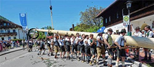 Der Tourismus- und Heimatverein Rottau blickt zufrieden auf das Geschehen rund um das Aufstellen des Maibaums zurück. Foto Archiv Adersberger