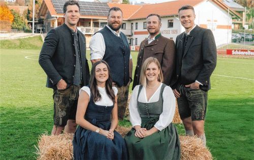 Der TSV Schnaitsee feiert heuer sein 100-Jähriges. Der Festausschuss mit (von links) Andreas Hamberger, Raphaela Unterforsthuber, Roman Jellbauer, Verena Lamprecht, Florian Jellbauer und Eric Löffelmann hat einiges geplant. Foto yourstorybysabrina