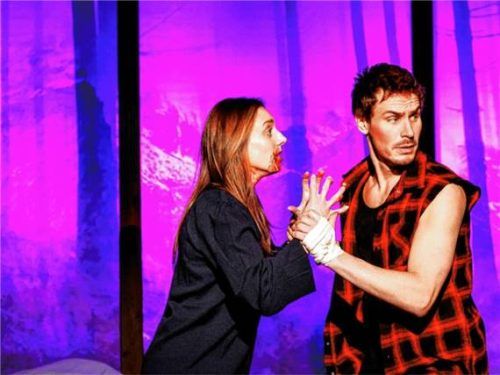 Der Urlaub eines Pärchens nimmt in dem Theaterstück eine dramatische Wendung.Foto Theatergastspiele Fürth