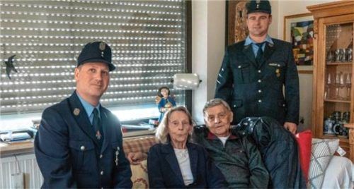 Der Vorsitzende der Feuerwehr Oberwössen, Stefan Steiner (rechts), und sein Stellvertreter Anton Entfellner bedankten sich bei Brigitte und Karl Gabriel, die mit ihrer Stiftung der Wehr 15.000 Euro spendeten. Foto Flug