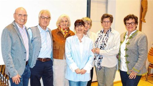 Der Vorstand bei der Jahresversammlung: (links) Vorsitzender Stefan Scheck, Schatzmeister Walter Richter, Beisitzerin Angela Müller, Beisitzerin Anja Summerer sowie Schriftführerin Angelika Fischer, Beisitzerin Andrea Schneider und Zweite Vorsitzende Angelika von Obernitz. Foto hö