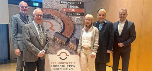 Der Vorstand des „Freundeskreis Lokschuppen“: (von links) Schriftführer Thomas Möller, Kassenprüfer Anton Heindl, Zweite Vorsitzende Ursula Klarner, Vorsitzende Gabriele Bauer und Schatzmeister Karl Göpfert.Foto Veranstaltungs- und Kongress GmbH Rosenheim