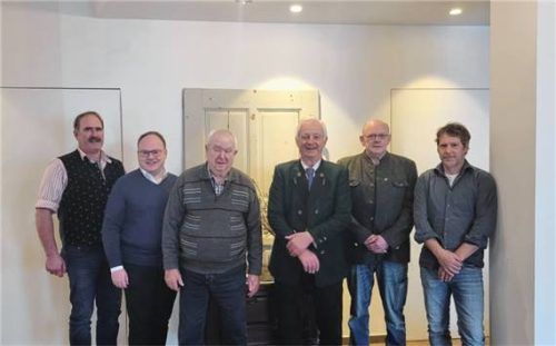 Der Vorstand des Rauchclub Prien: (von links) Stellvertreter Peter Fischer, Kassier Andreas Friedrich, die Geehrten Theo Tyroller und Benno Mayer sowie Vorsitzender Walter Jänicke und Schriftführer Markus Kollmannsberger. Foto Petra Wagner
