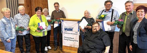 Der Vorstand des VdK-Ortsverbandes Aising-Happing-Pang ehrte auf der Jahresversammlung treue Mitglieder mit Urkunden, Abzeichen und Frühlingsblumen: (von links) Beisitzerin Uschi Meishammer, Hans Wenzel (30 Jahre), Margarethe Fischbacher (30 Jahre), Annelise Schug (35 Jahre), Helmut Kalweit (25 Jahre), Ruth Knitschi (25 Jahre), Hans Loy, stellvertretender VdK-Kreisvorsitzender, Martin Kupferschmid (25 Jahre), Josef Gasteiger in Vertretung seiner Schwester Christa Gasteiger (35 Jahre) und VdK-Verbandsvorsitzende Ulrike Plankl. Foto Knarr