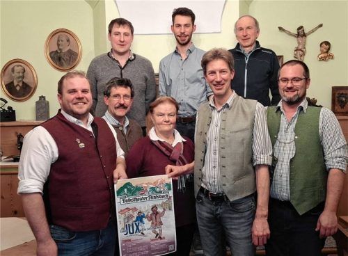 Der Vorstand des Volkstheaters Flintsbach stellt bei der Jahresversammlung das neue Plakat zur Spielsaison 2026 vor. Ab Mitte Juni steht Johann Nestroys Posse „Einen Jux will er sich machen“ auf dem Spielplan. Vorne von links: Martin Obermair (Spielleiter), Bernhard Obermair (Beisitzer), Michaela Goldes (Beisitzerin), Toni Obermair (Erster Vorsitzender), Florian Wilhelm (Zweiter Vorsitzender). Hinten von links: Simon Obermair (Beisitzer), Wolfgang Obermair (Schriftführer) und Thomas Stocker (Kassier).Foto re