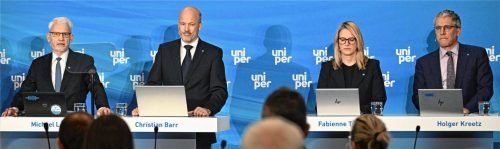 Der Vorstand von Uniper steht während der Bilanz-Pressekonferenz: (von links) Michael Lewis, Vorstandsvorsitzender, Christian Barr, Finanzvorstand, Fabienne Twelemann, Arbeitsdirektorin, und Holger Kreetz, Chief Operating Officer. Foto Federico Gambarini