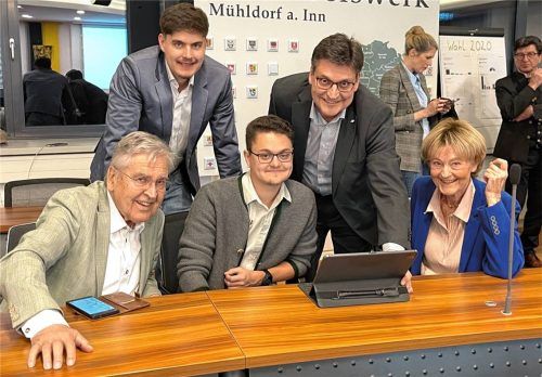 Der wiedergewählte Mühldorfer Landrat Max Heimerl im Kreise seiner bei der Auszählung mitzitternden Familie – (von links) Vater Heinz, die Söhne Sebastian und Johannes und Mama Gisela. Klinger