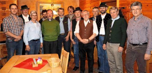 Der wiedergewählte Vorsitzende Andreas Kriechbaumer (Zweiter von links), sein Stellvertreter Sebastian Seebacher (Dritter von rechts) und der ganze Ausschuss stehen fest und solide zur Leonharditradition. Foto Strim