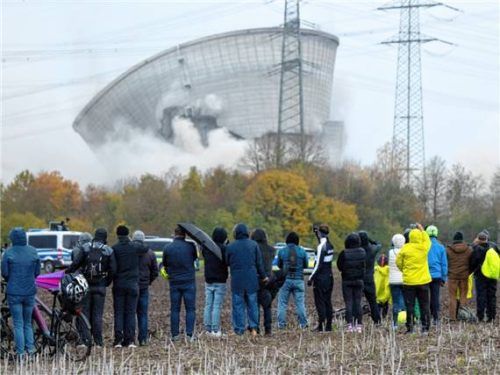 Der zweite Kühlturm des stillgelegten Kernkraftwerks Gundremmingen stürzt nach der Sprengung im Oktober 2025 zusammen. Foto dpa