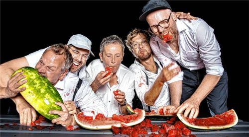 Die „5/8erl in Ehr‘n“ beißen in ihre Geburtstagsmelone: (von links) Bobby Slivovsky, Clemens Wenger, Miki Liebermann, Max Geier und Hanibal Scheutz. Foto Astrid Knie