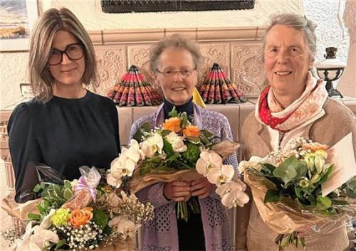 Die ausgeschiedenen Vorstandsmitglieder mit Blumenstrauß: (von links) Nadine Kellerer, Christa Summerer und Astrid Adersberger. Foto Adersberger