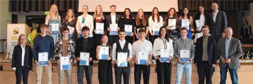 Die ausgezeichneten Preisträger mit Schulleiter Raphael Bablick (oben rechts) sowie Studiendirektorin Dagmar Steiner (unten links) und (unten von rechts) Herbert Prost (IHK) und Bürgermeister Michael Hetzl. Foto Wagner