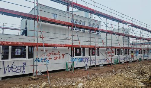 Die Außenfassade der Wohncontaineranlage in Westerham wurde Mittwochnacht mit Beleidigungen beschmiert. Foto Schmuck