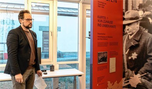 Die Ausstellung im Stadtarchiv und einer ihrer Macher: Dr. Maximilian Strnad vom Kulturreferat der Stadt München.
