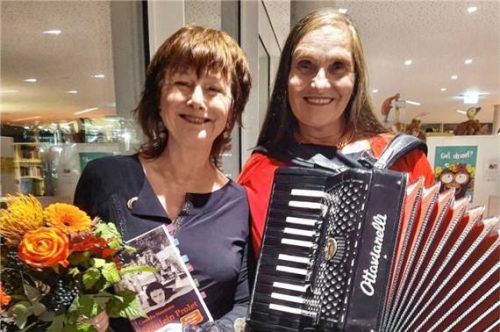 Die Autorin Cornelia Naumann und Musikerin Michaela Dietl waren bereits im Herbst 2024 in der Stadtbücherei zu Gast. Foto re