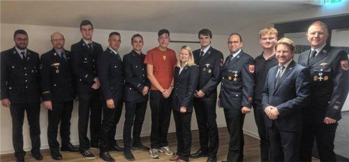 Die Beförderten der Feuerwehr Ampfing.Foto  Stettner
