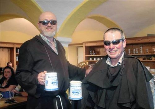 Die beiden Fastenprediger Bruder Josefus (Josef Mayer, links) und Bruder Jakobus (Jakob Lauber) mit Sonnenbrillen, weil die Seelsorger von Hart auch gelegentlich mit Sonnenbrillen auftreten. Foto Zandl