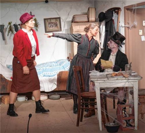Die beiden heiratswütigen Dorfwitwen (Ruth Mayr und Andrea Steiglechner) hadern mit dem Schnitter-Fesl (Georg Schönhuber). Foto re