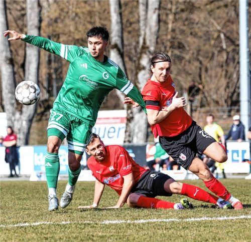 Die beste Chance für die Gäste: Grünwalds Marcel Kosuch ließ Dominik Brich (am Boden) und Johannes Lindner hinter sich, scheiterte dann aber am Torhüter.Foto Christian Mühlhofer