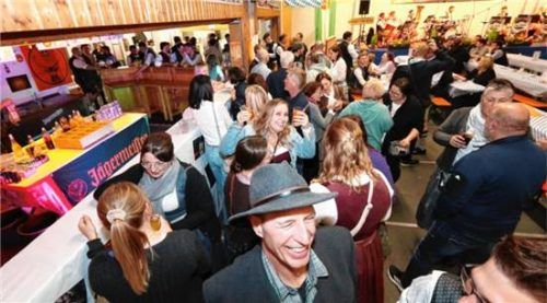 Die Besucher des Starkbierfestes genossen nicht nur die Fastenpredigt sowie das süffige Bier und die Brotzeiten, auch für einen Ratsch blieb genügend Zeit. Foto  Stuffer