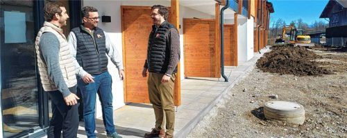 Die Betreiber Benedikt Gschwendner (rechts), Vincent Gschwendner und Thomas Stöger (links) auf einer der Terrassen vor dem beinahe fertiggestellten Hotel. Fotos Giesen