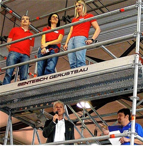 Die BIMS in Schnaitsee hat sich zu einer festen Institution entwickelt. Vergangenes Jahr stand sogar ein Messeturm im Zentrum der Halle. Während im zweiten Stock die „Macher“ der BIMS, Stefan Thanner (von links), Katharina Dachauer und Johanna Zwingler, den Countdown starteten, eröffneten Bürgermeister Thomas Schmidinger (links) im ersten Stock und Rektor Wolfgang Hutzler die BIMS 25. Foto Unterforsthuber