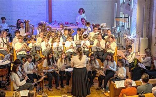 Die Bläserjugend der Musikkapelle Kiefersfelden, dirigiert von Emilia Kurz. Foto Hoffmann)