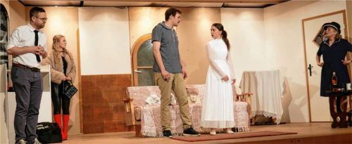 Die Breitbrunner Theaterer proben das Stück „Nicht meine Leiche“.Foto  Wastl