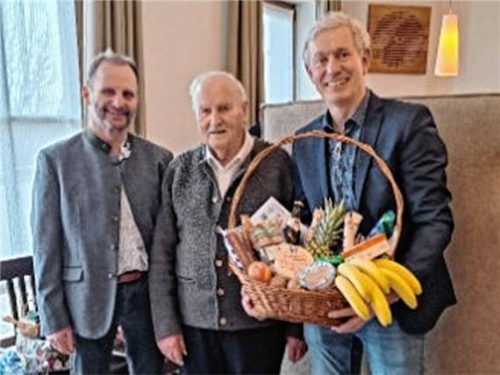 Die Bürgermeister Ingo Fiebiger (links) und Georg Auer (rechts) gratulieren dem Jubilar Bert Hackner. Foto Huber